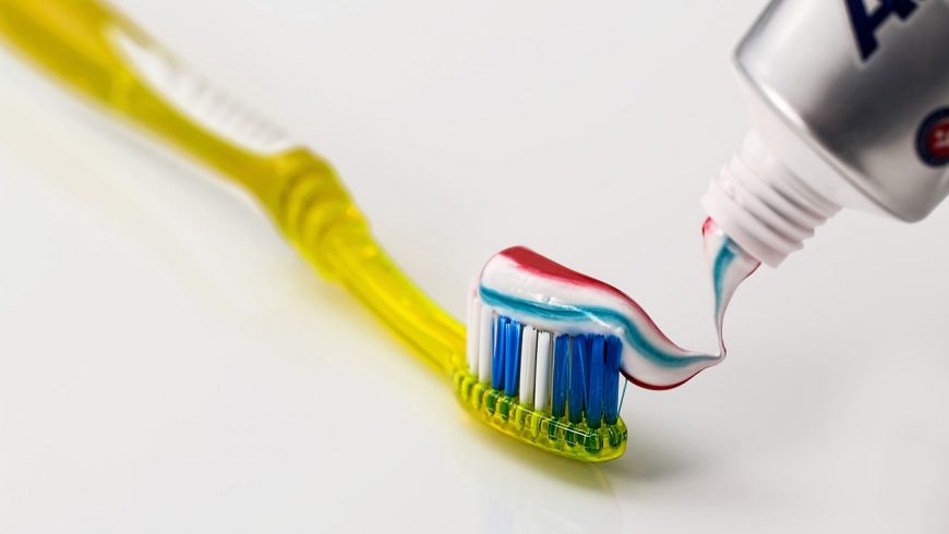 Putzen mit Zahnpasta
